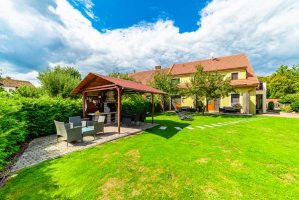  Venkovní posezení s&nbsp;grilem|Třeboňské Apartmány