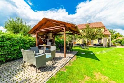 Venkovní posezení s&nbsp;grilem.