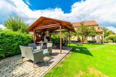 Sitzgelegenheiten im Freien mit Grill.