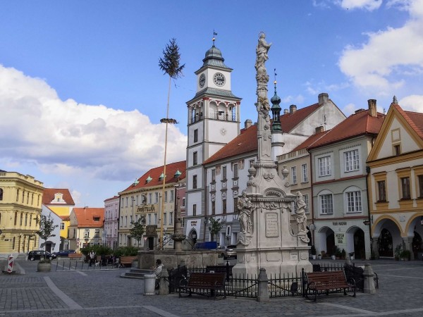 Stavění tradiční májky na náměstí v&nbsp;Třeboni